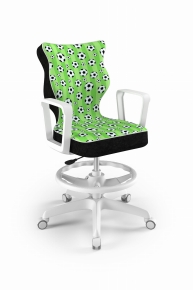 Krzesło do biurka dla chłopca dopasowane do wzrostu 159-188 cm, model Norm z podnóżkiem motyw piłki obrotowe